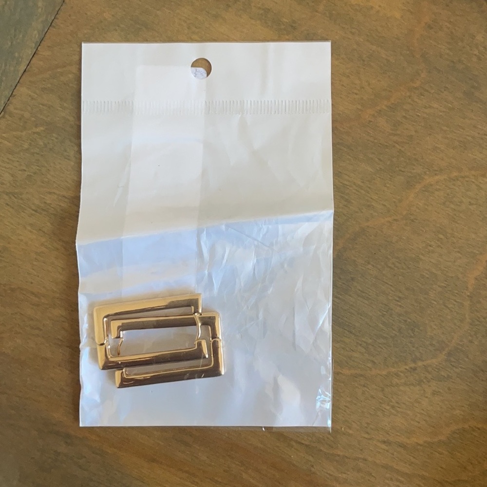 Shein Gold Geo Hoop Earrings - Picture 4 of 4